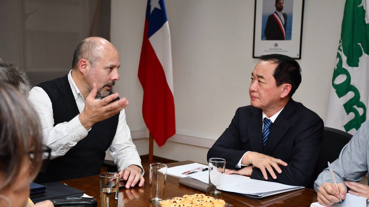 📍SANTIAGO Una delegación del Ministerio de Gestión de Emergencia de 🇨🇳 se reunió con el director ejecutivo de #CONAF @clittle_conaf y el gerente de Protección contra Incendios de #CONAF, Pablo Lobos, para intercambiar experiencias sobre prevención y control de incendios.