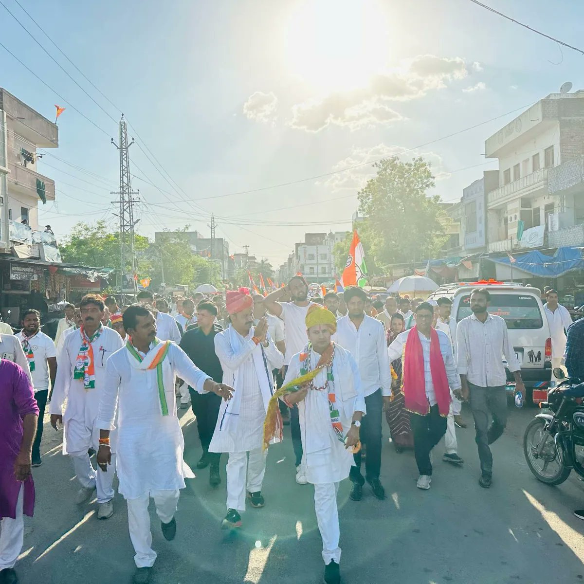 जालोर -सिरोही संसदीय क्षेत्र के पिंडवाड़ा मुख्यालय पर कांग्रेस पार्टी के लोकप्रिय उम्मीदवार श्री वैभव गहलोत के समर्थन में आयोजित रोड़ शो में क्षेत्र के मतदाताओं का अपार समर्थन और स्नेह प्राप्त हुआ ! #हाथ_बदलेगा_हालात