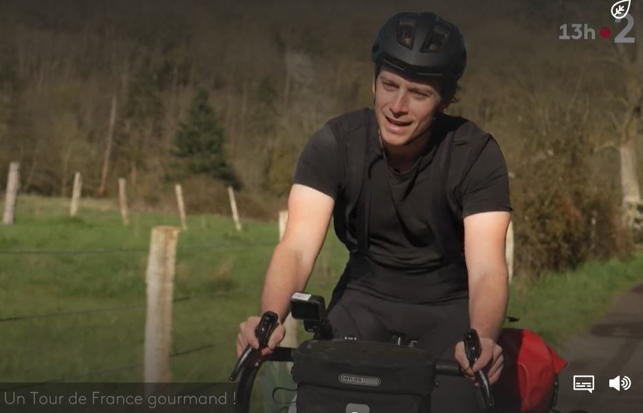 Félicitations à Baptiste Ecalle, jeune cycliste bordelais qui sillonne la France #avelo pour parler gastronomie ! Si on a bien compté, c'était son 3ème passage à 1 JT national aujourd'hui, sur #France2tv. Suivez 'baptiste.odyssey' sur Insta !
Son portrait: cyclotourisme-mag.com/voyage/lodysse…