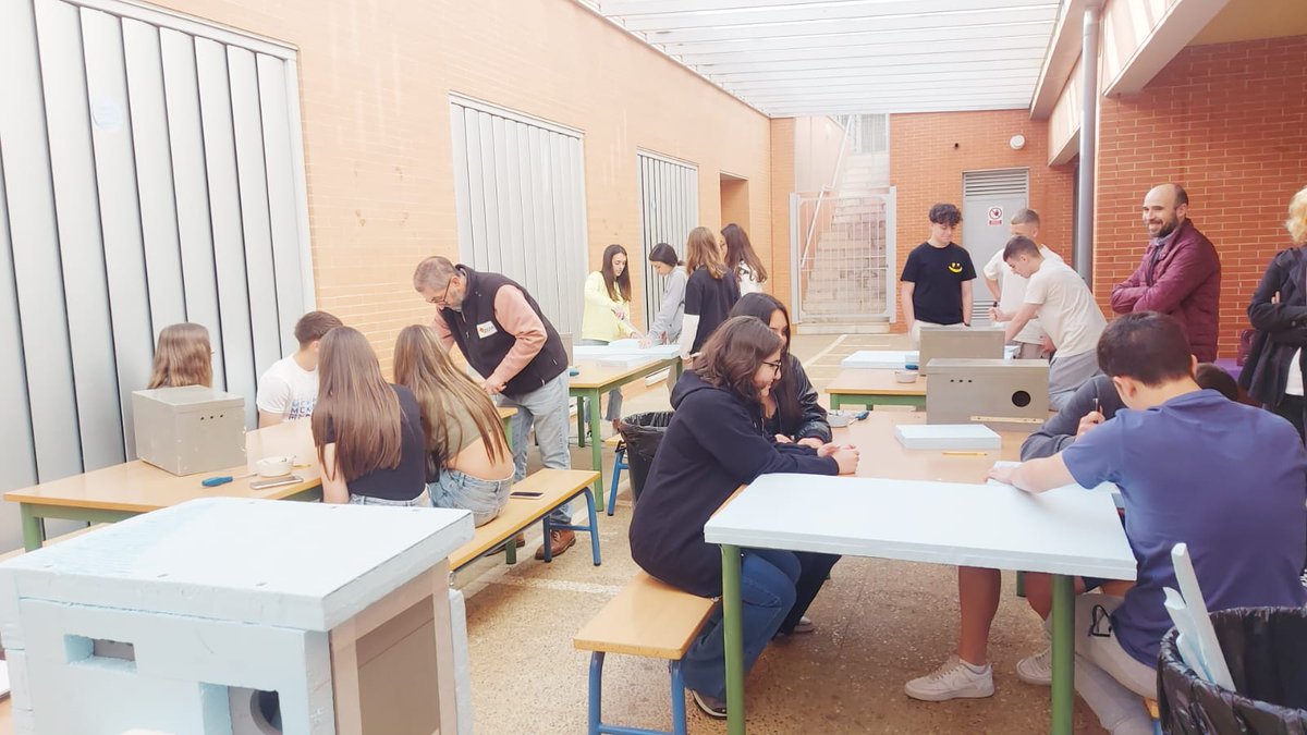 Colaboramos en un encuentro medioambiental en #Carmona (Sevilla) de estudiantes de #España y #Malta. En la imagen, alumnos del Erasmus+ trabajan en un taller de cajas nido para cernícalo primilla. Foto: Olga Santamaría grefa.org/noticias/71-ot…