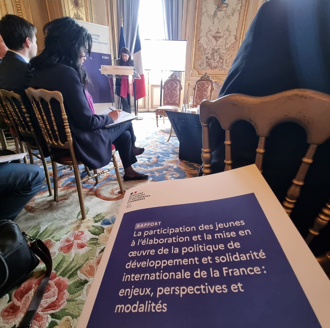 FVolontaires's tweet photo. Restitution du GT « Jeunesses » du #CNDSI @CZacharopoulou souligne l’importance d’intégrer de manière transversale les jeunesses dans les stratégies et politiques publiques #APD et #ECSI. Elle reconnaît le rôle du #volontariat pour renforcer les solidarités et atteindre #ODD https://t.co/Zn3i0DkEzx