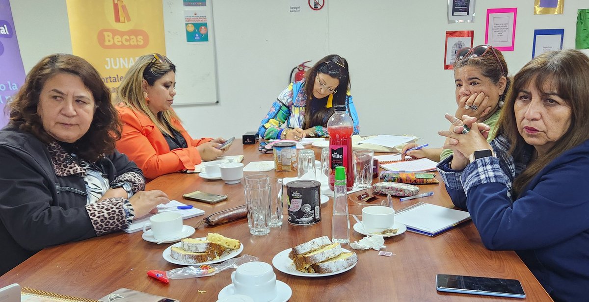 Junaeb_IVRegion's tweet photo. 📣 AHORA: Realizamos reunión de coordinación con encargadas comunales del Programa de Residencia Familiar Estudiantil #PRFE. Instancia de análisis y entrega de lineamientos en post del mejoramiento continuo del programa a nivel regional ✔️✔️ https://t.co/85so4yLM7i