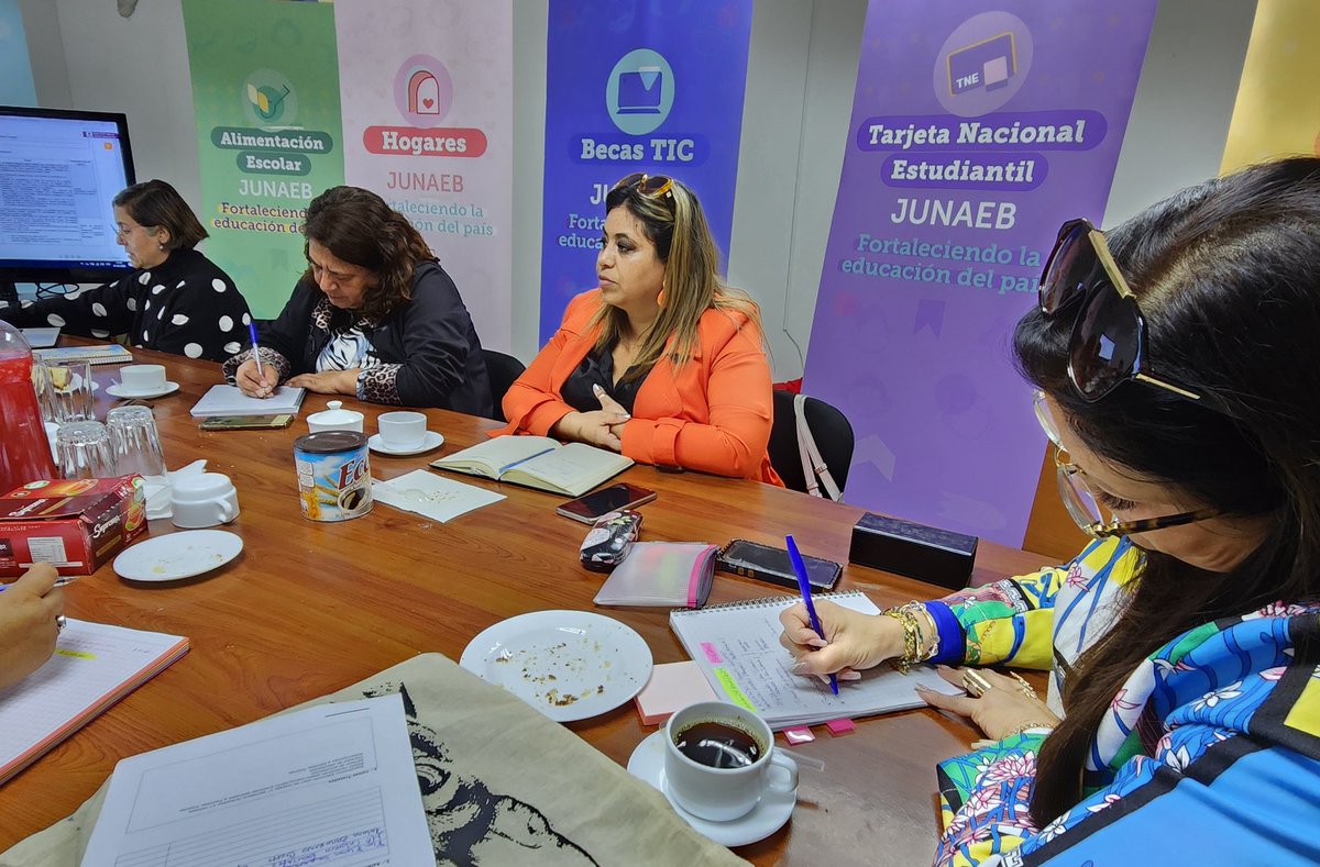 Junaeb_IVRegion's tweet photo. 📣 AHORA: Realizamos reunión de coordinación con encargadas comunales del Programa de Residencia Familiar Estudiantil #PRFE. Instancia de análisis y entrega de lineamientos en post del mejoramiento continuo del programa a nivel regional ✔️✔️ https://t.co/85so4yLM7i