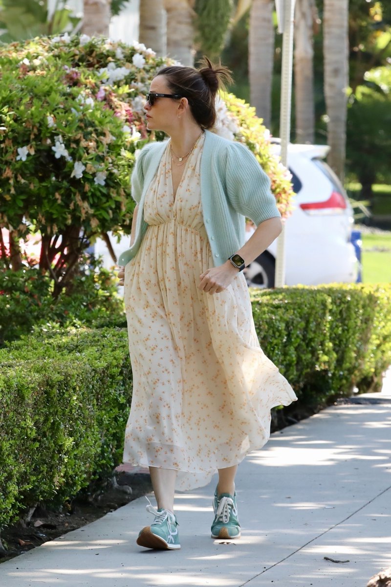 JenGarnerORG's tweet photo. April 23: Jennifer Garner spotted out and about in Santa Monica, CA.

Check more photos: https://t.co/Qxi3bf3vCl https://t.co/mvuNmrkQq4