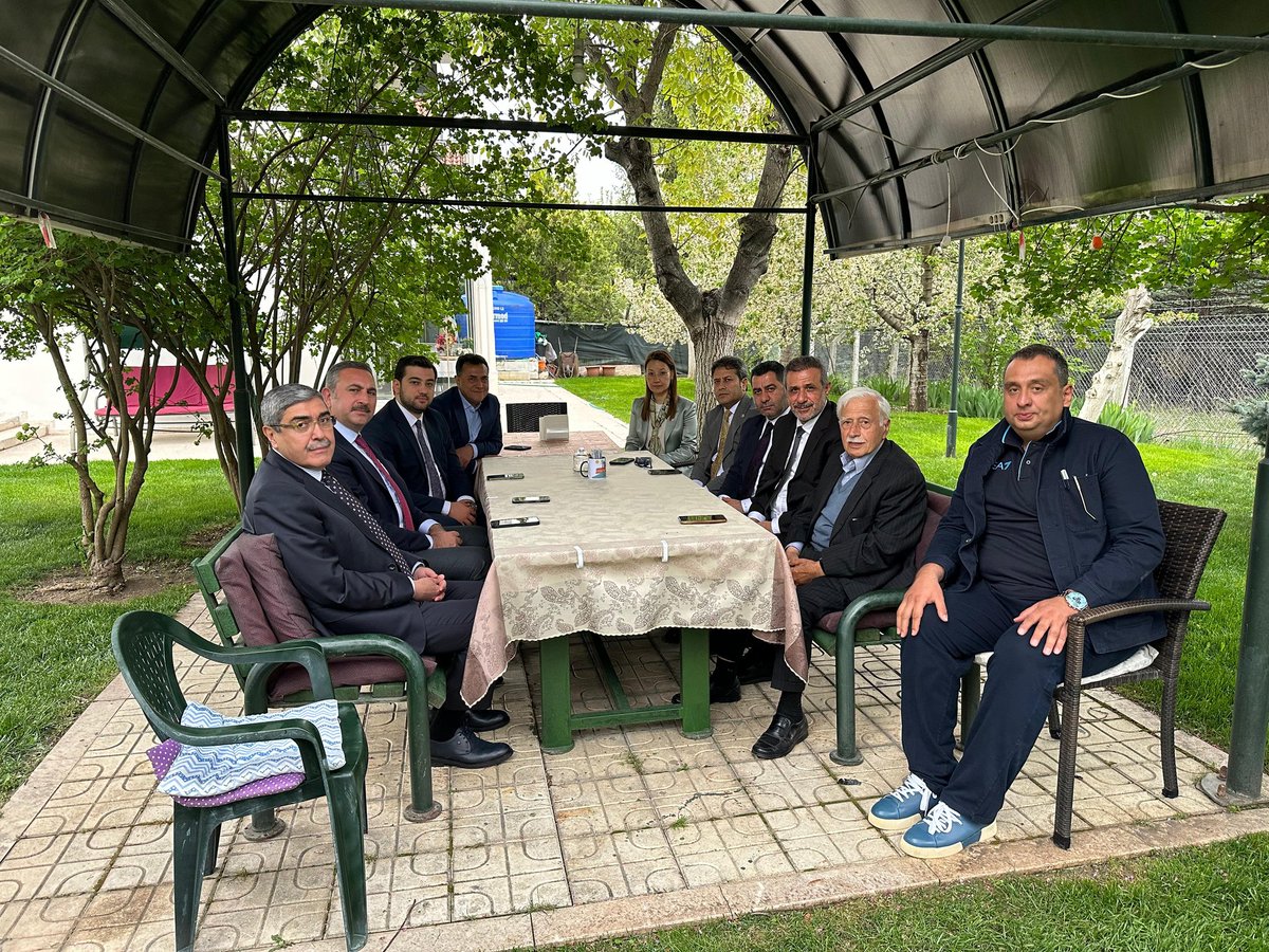 Ülkemize çok değerli hizmetleri olan muhterem büyüğümüz, hemşehrimiz Vehbi Dinçerler Bakanımıza hayatını kaybeden muhterem kızı Hale Dinçerler Yiğiter Hanımefendi için taziye ziyaretinde bulunduk. Merhumeye Allah’tan rahmet, Sayın Bakanımıza ve ailesine başsağlığı diliyorum.