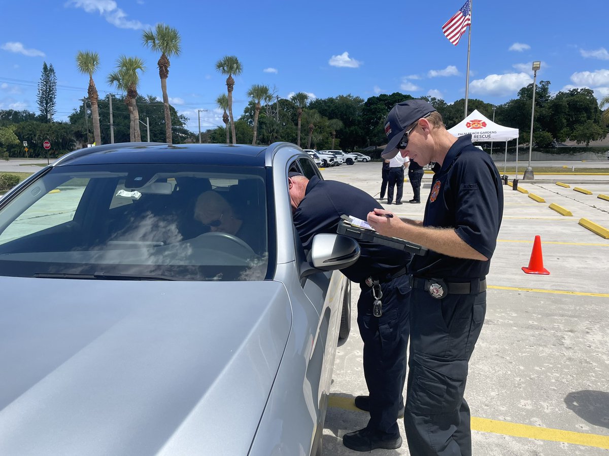 Our residents doing a CarFit check with the Palm Beach Gardens Fire Department.
#carfit #unitedgroup