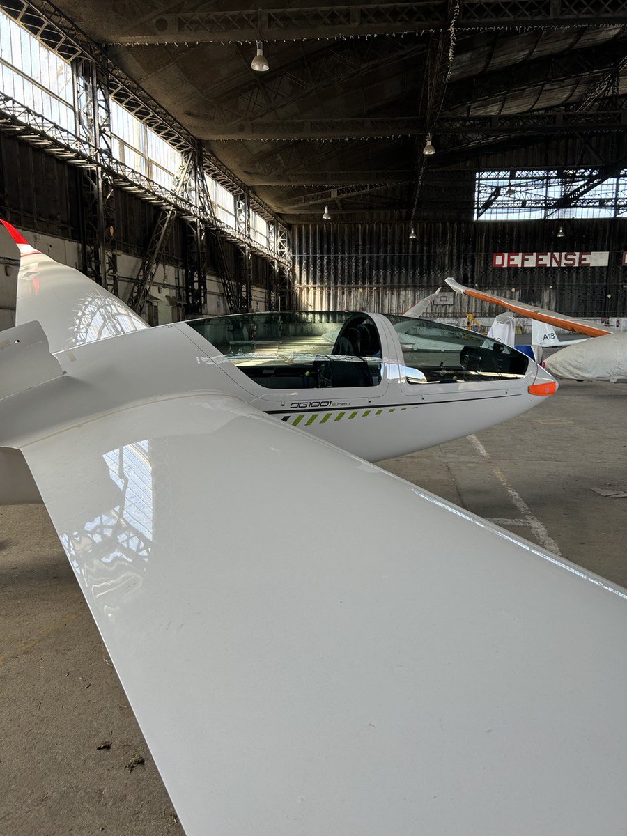 📍À la base aérienne de Salon-de-Provence pour découvrir le premier planeur électrique de l'@Armee_de_lair ! Grande fierté de voir l’@Ecoledelair franchir cette étape historique pour la décarbonation de l’activité aérienne et la formation au vol à voile. ✈️🛬