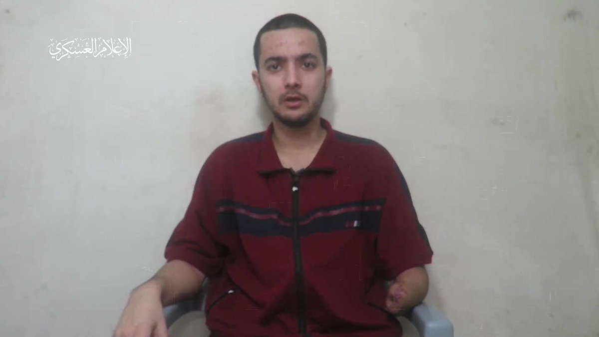 هيرش جولدبرج بولين, ابن زميلتي, حي ومخطوف لدى #حماس. بعد أن بترت يده بقنبلة الارهابيين, أصبح أداة في جهاز دعايتهم القذرة.