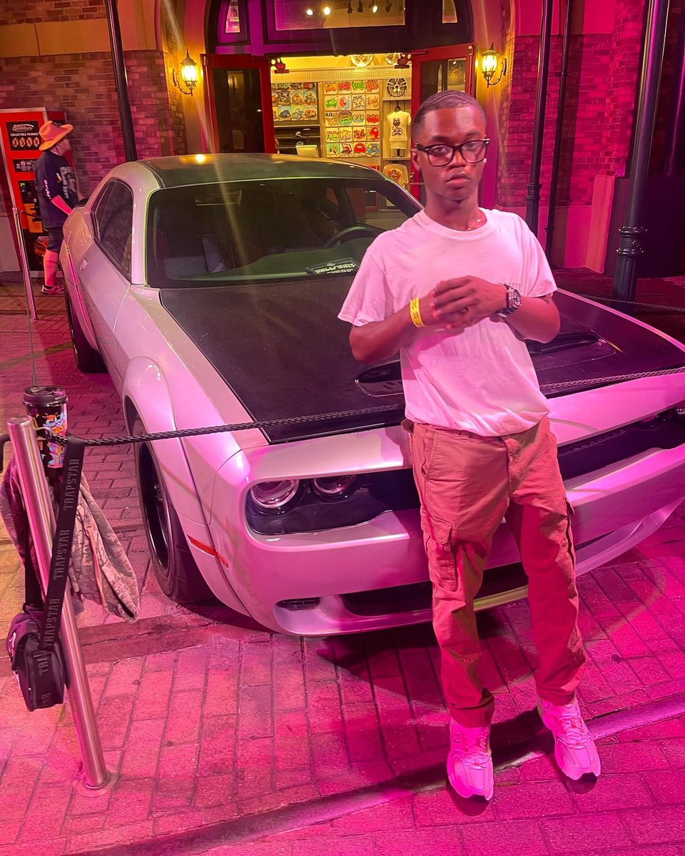 bo0skii's tweet image. Fye young 🥷🏾 #gradbash