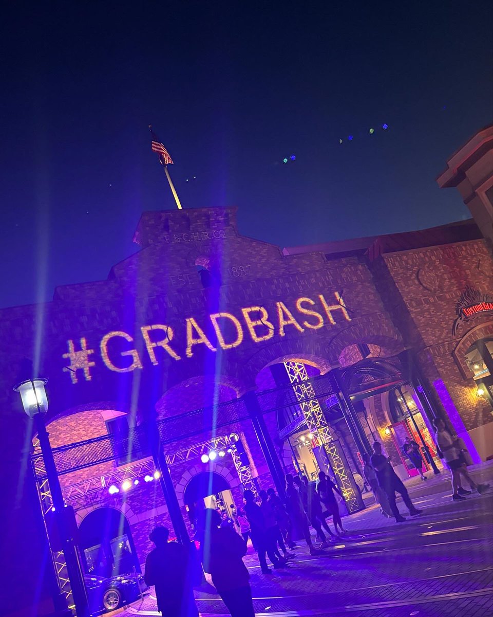 bo0skii's tweet image. Fye young 🥷🏾 #gradbash