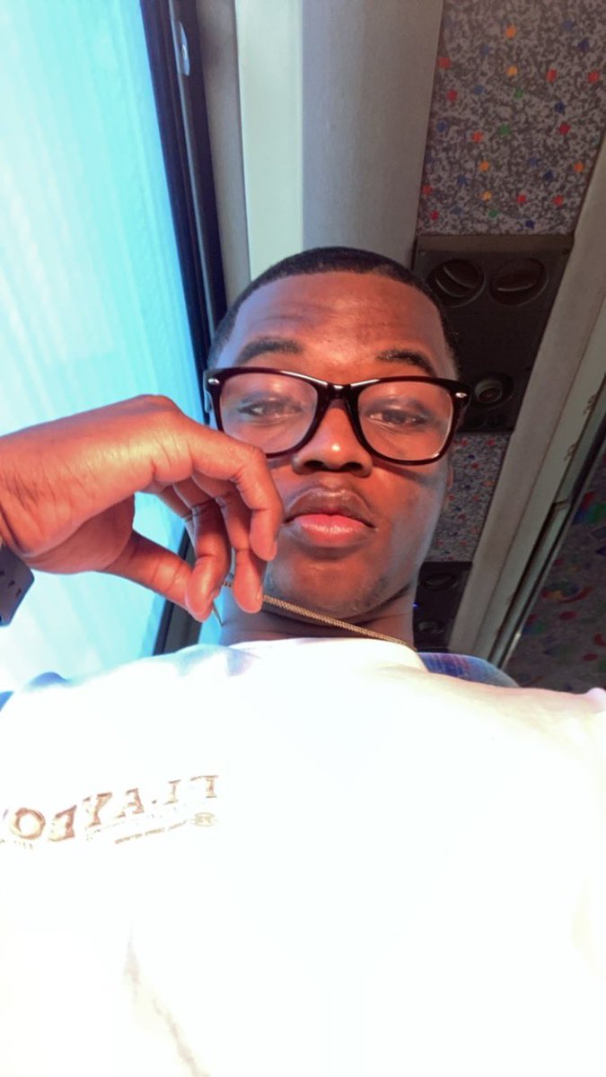 bo0skii's tweet image. Fye young 🥷🏾 #gradbash