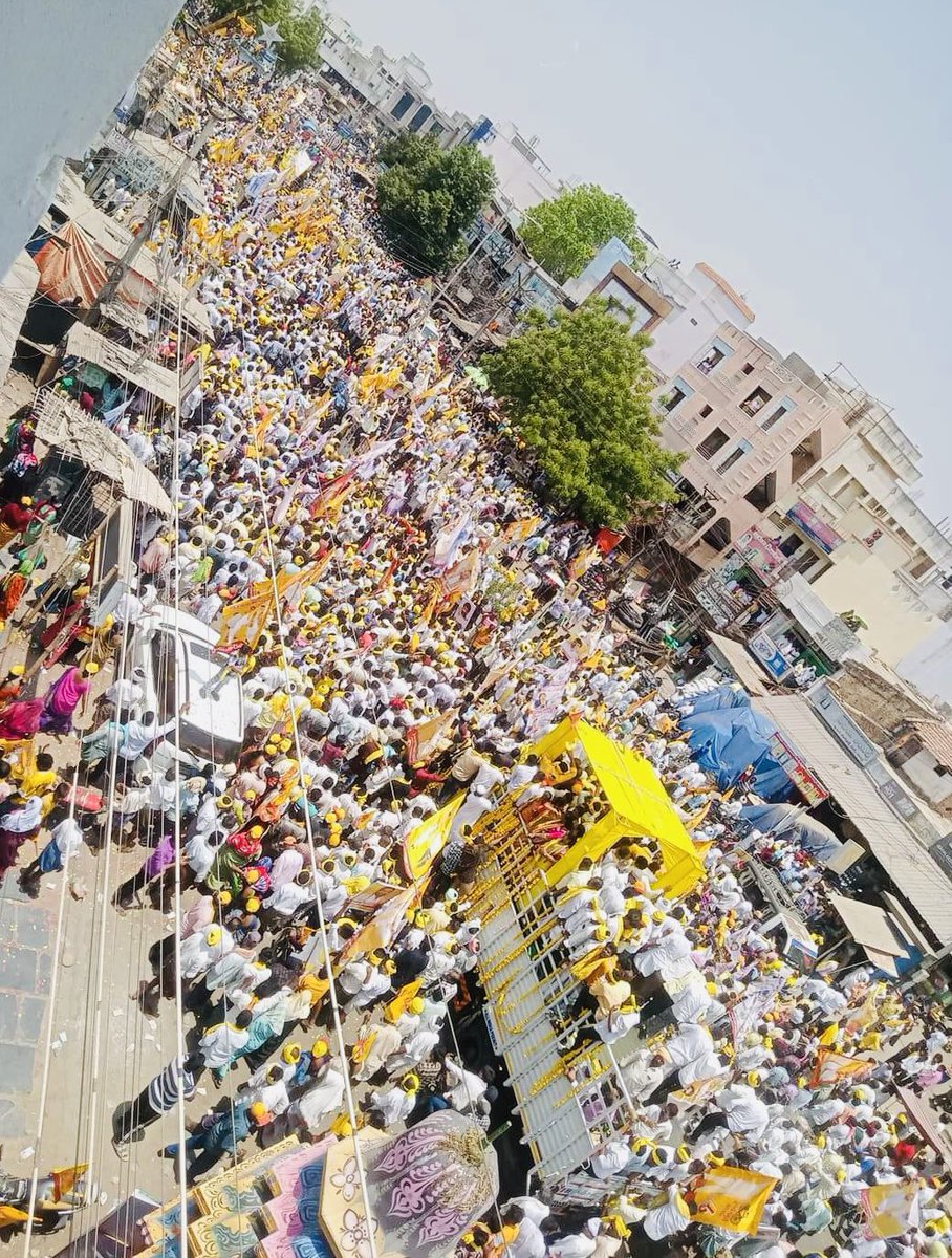 ఈ రోజు పల్నాడు జిల్లా, మాచర్ల నియోజకవర్గం టిడిపి అభ్యర్థిగా శ్రీ జూలకంటి బ్రహ్మారెడ్డి గారు నామినేషన్ వేయటం జరిగింది. వారితో పాటు నేను కూడా ఈ ప్రక్రయలో పాల్గొనడం జరిగింది. అధికమైన ఎండలు ఉన్నప్పటికి వేలాదిగా ప్రజలు తరలివచ్చి తమ మద్దతు తెలిపారు.