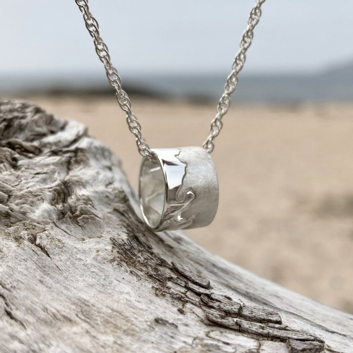 In our latest 'Inspired by the Coast' blog we talk to Hannah Louise Lamb, a jewellery designer whose bespoke pieces are inspired by special places and memories 💍🌊 ✍️ Read Hannah's blog and view her online shop: blog.southwestcoastpath.org.uk/2024/04/04/ins…