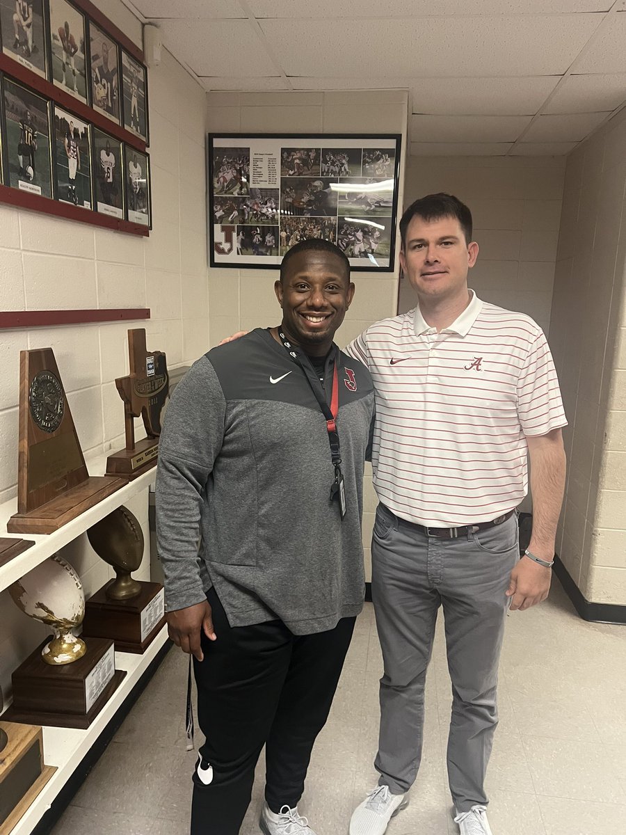 Huge THANK YOU to @BryanEllisUA @AlabamaFTBL for stopping through Jasper, America to recruit @JHSBulldogFB .. #Believe #BeADawg #JasperKids