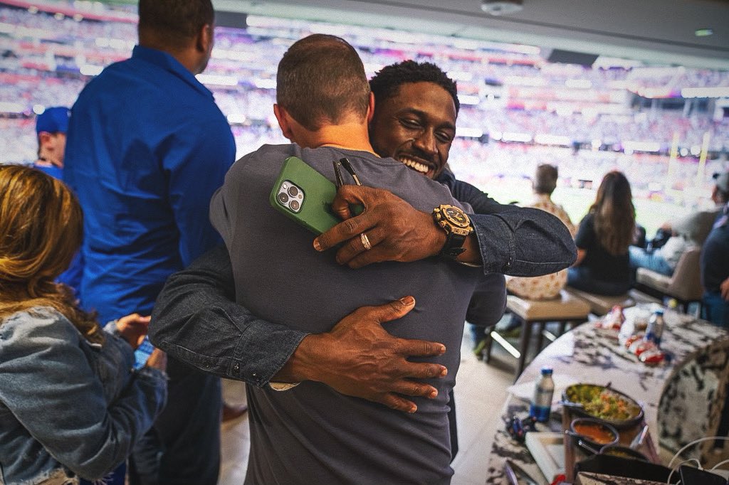 LincolnRiley's tweet photo. An historic day for one of the best to ever do it-

Very appreciative of the @heismantrophy for their decision today to re-introduce @reggiebush back into the Heisman Family where he belongs.  There has never been an individual award like the Heisman and has never been another player like Reggie…very fitting to see them brought back together-