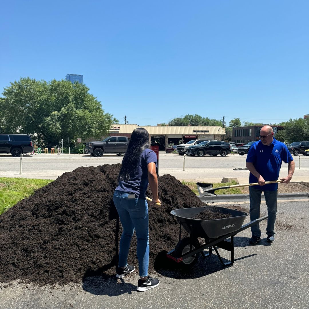 Embassy_ATX_DT's tweet photo. How do we celebrate #EarthWeek? From the ground up! While our Team Members took to mulching various areas around the hotel's front drive, our executive chef distributed milkweed seeds to germinate as food for monarch butterflies. #Hilton #TravelWithPurpose #EarthDay #AustinHotels https://t.co/550opN6ZLG