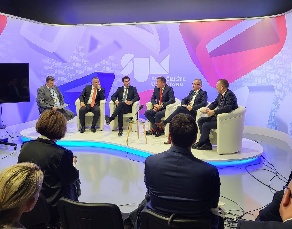 BunozaDavor's tweet photo. Izlaganje na panelu "Pravo i tehnologija" u sklopu Međunarodne konferencije o digitalnoj transformaciji u obrazovanju i primjenama umjetne inteligencije „MoStart 2024“ u #Mostaru, s uvaženim kolegama @Vedran_Skobic, Badnjevićem @IDDEEABIH, Kasapom @RJUBiH i Bubalom na @SVE_Mostar.