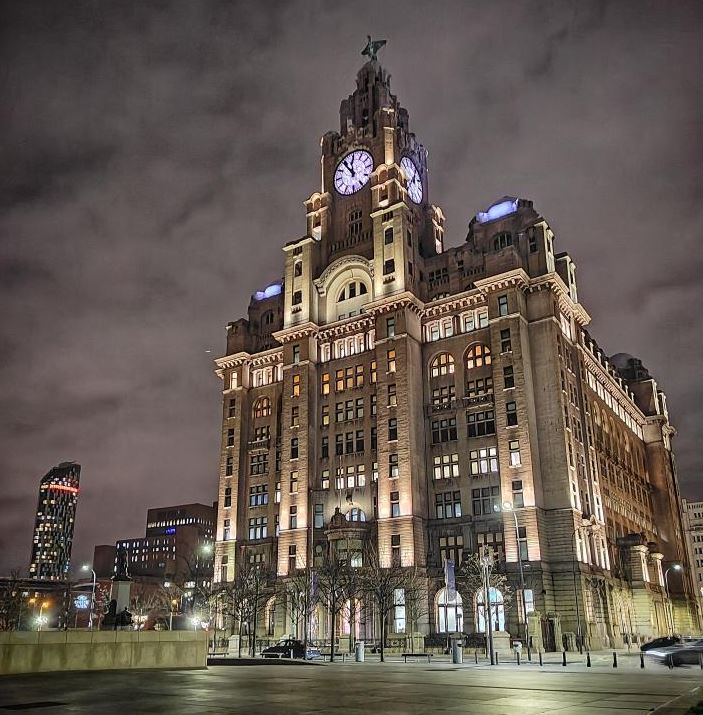 RLB360's tweet photo. Capturing the beauty of the evening sky at our iconic Royal Liver Building ✨

📷@shaneholmes180 

#rlb360 #liverbuilding #liverbirds #liverpool #visitliverpool #getabirdseyeview #photography https://t.co/mfOcyzRAJX