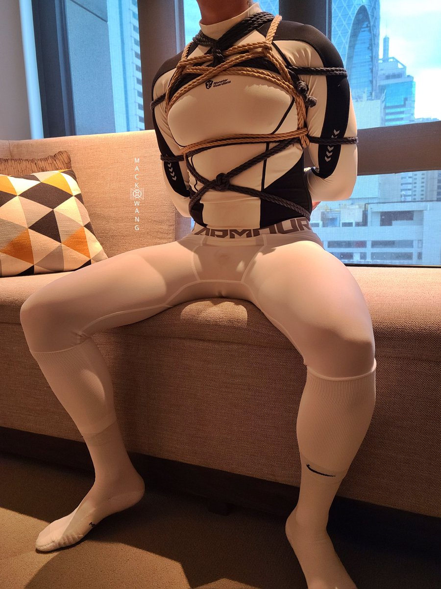 著白色緊身衣褲的<a href="/fengyan_Z/">风眼</a>  1
塞襪封嘴 矇眼 再用麻繩緊緊勒出大胸肌