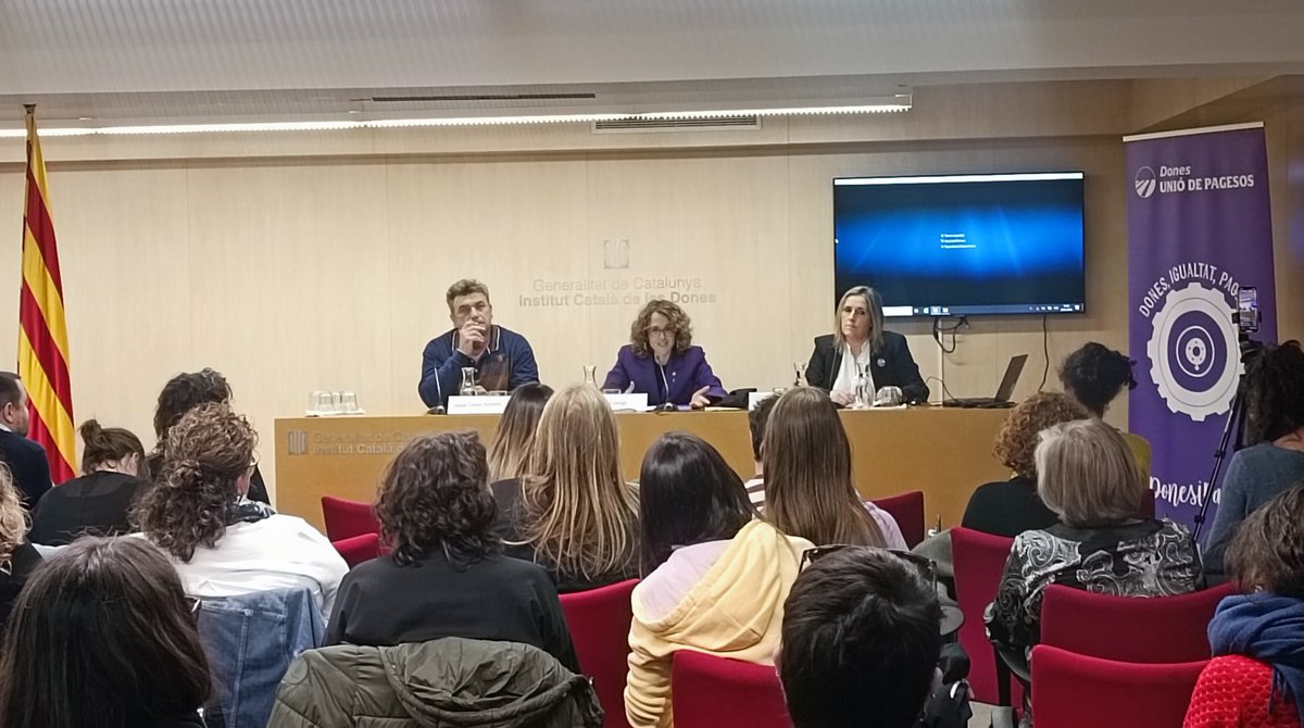 icdones's tweet photo. Avui: presentació de “Parlem d’identitats de gènere al mon rural i agrari” @uniopagesos.

🚜  La consellera d’Igualtat i Feminismes Tània Verge ha presentat l’acte, que ha continuat amb la visualització del documental, ponències i taula rodona final. @igualtatcat  @taniaverge https://t.co/qeQIBopmQo