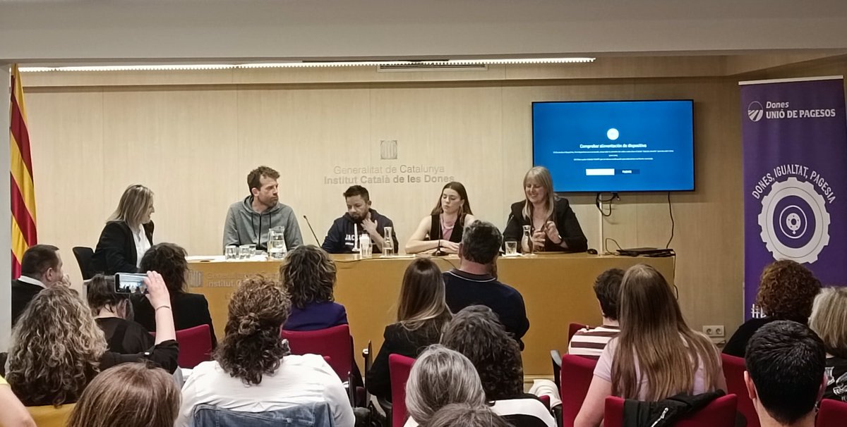 icdones's tweet photo. Avui: presentació de “Parlem d’identitats de gènere al mon rural i agrari” @uniopagesos.

🚜  La consellera d’Igualtat i Feminismes Tània Verge ha presentat l’acte, que ha continuat amb la visualització del documental, ponències i taula rodona final. @igualtatcat  @taniaverge https://t.co/qeQIBopmQo