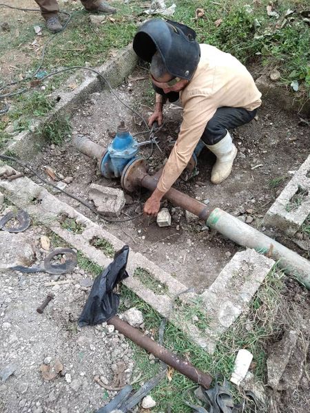 Trabajo   de reparación en la conductora de agua de la comunidad de San Carlos 1  en Batalla de las Guásimas, UEB Acueducto Vertientes perteneciente a la EAA  Camagüey.