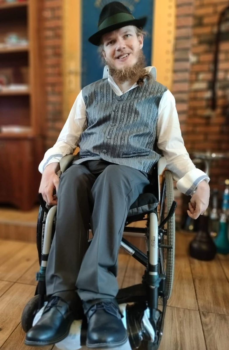 pasiaste's tweet photo. Witajcie Kochani!  Potrzebujemy wsparcia dla Kamila, aktora z Teatru EXIT i kibica Cracovii, który cierpi na wielokonczynowe porażenie mózgowe. Pomóżmy mu zdobyć nowy samochód dostosowany do jego niepełnosprawności. Do zebrania mamy 20000zł a czasu mało. Pokażmy siłę kibiców! 💪 https://t.co/PCKSfBZxU0