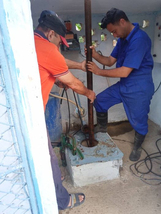 En  la mañana de hoy se está sacando el equipo de bombeo del pozo #2 del  consejo popular Cuatro Caminos, Najasa. Con el Apoyo de la grúa de la  OBE  y la brigada de mantenimiento de la UEB Najasas perteneciente a la  EAA Camagüey.