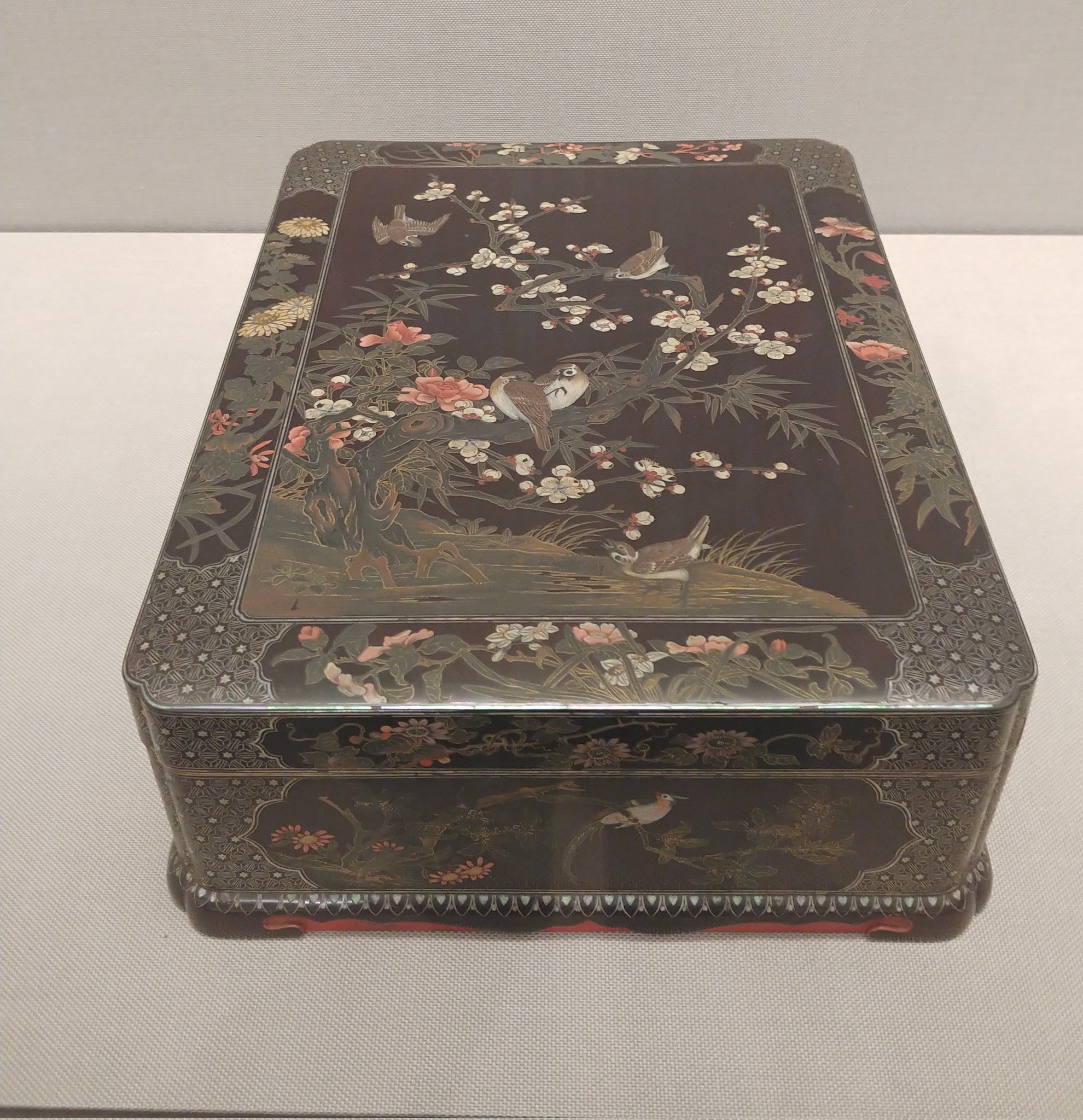 小原治五右衛門 作 城端蒔絵 金梨地 鯰 共箱/共布附・本梨地双鯰城端