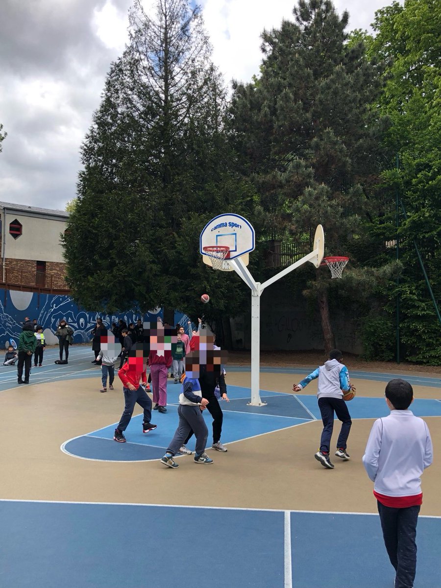 #Prévention | Avec @philojuillet pour cet après-midi d’activités pour œuvrer au rapprochement « police-jeunes » avec la @prefpolice et la @PMdeParis à #Paris10 Un moment d’échanges, de sensibilisation et de sport pour favoriser la citoyenneté !