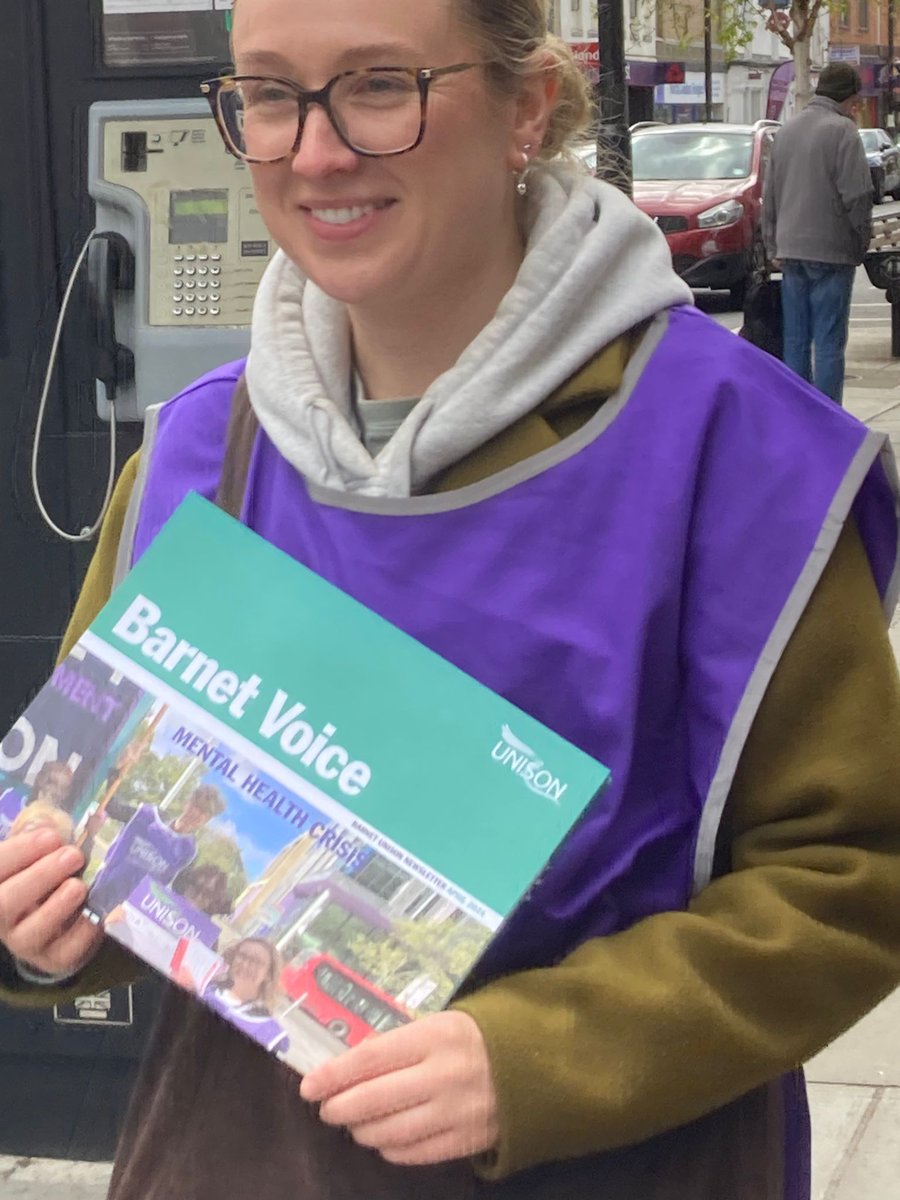 #BarnetUNISON Mental Health social workers, Day 35 of strike action taking their story onto the streets of #HighBarnet @BarnetCouncil
@cmcanea @unisontheunion @NolanLibby @steviecnorth @mfish_9 @MikeShort8 @UNISONinLG @tiddymoke @YoungUNISON
#FairPay #MentalHealthCrisis
