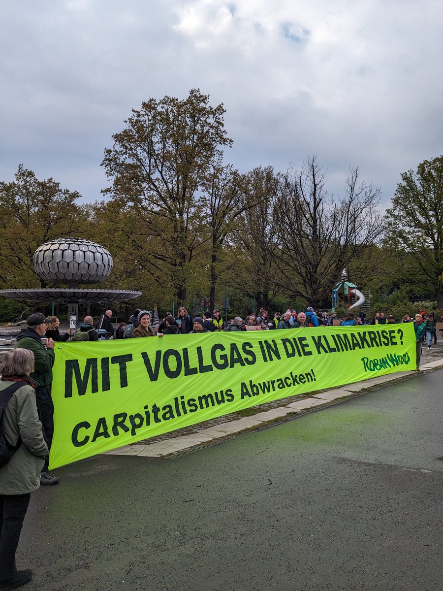 Manja Schreiner drückt sich vor Diskussion über das Asphaltprojekt #TVO. Statt mit den Umweltschützer zu diskutieren eilt sie vorbei in den Saal.