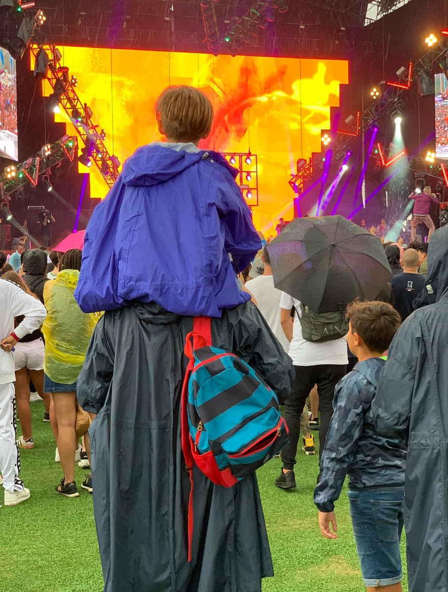 Era 23 de Febrero de 2019, habíamos dado puerta hace unos minutos de la primer edición del Bs As Trap, vi esto y me frené, me pareció lindisimo, ver a un hijo en los hombros de su viejo, quizás viviendo el primer show de su vida, sentí que había comenzado algo mágico…