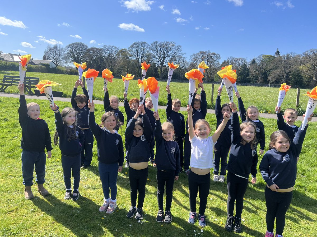 P1/2 held their own #Olympic torch relay this afternoon after making torches inspired by the Ancient Games. The torch bearers started their run in Olympia before running around ‘Greece’ & then around ‘France’, making sure to pass the flame for the ‘Olympic Kiss’. 🔥