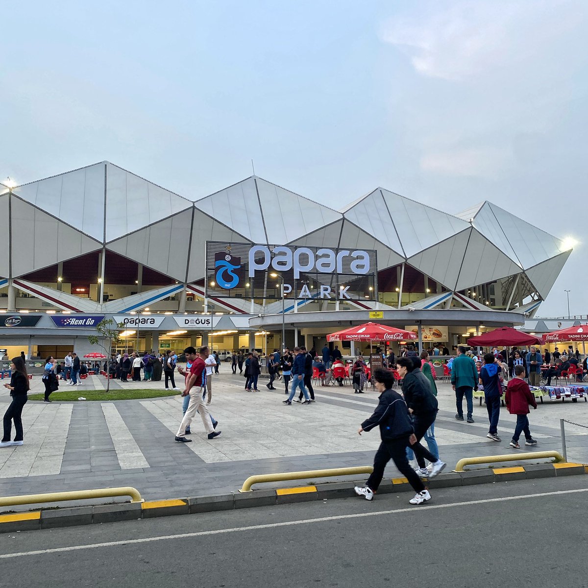 Büyük bölümünün öğrencilerin oluşturduğu Trabzonspor taraftarları, Karagümrük maçına saatler kala Papara Park’a gelmeye başladı.