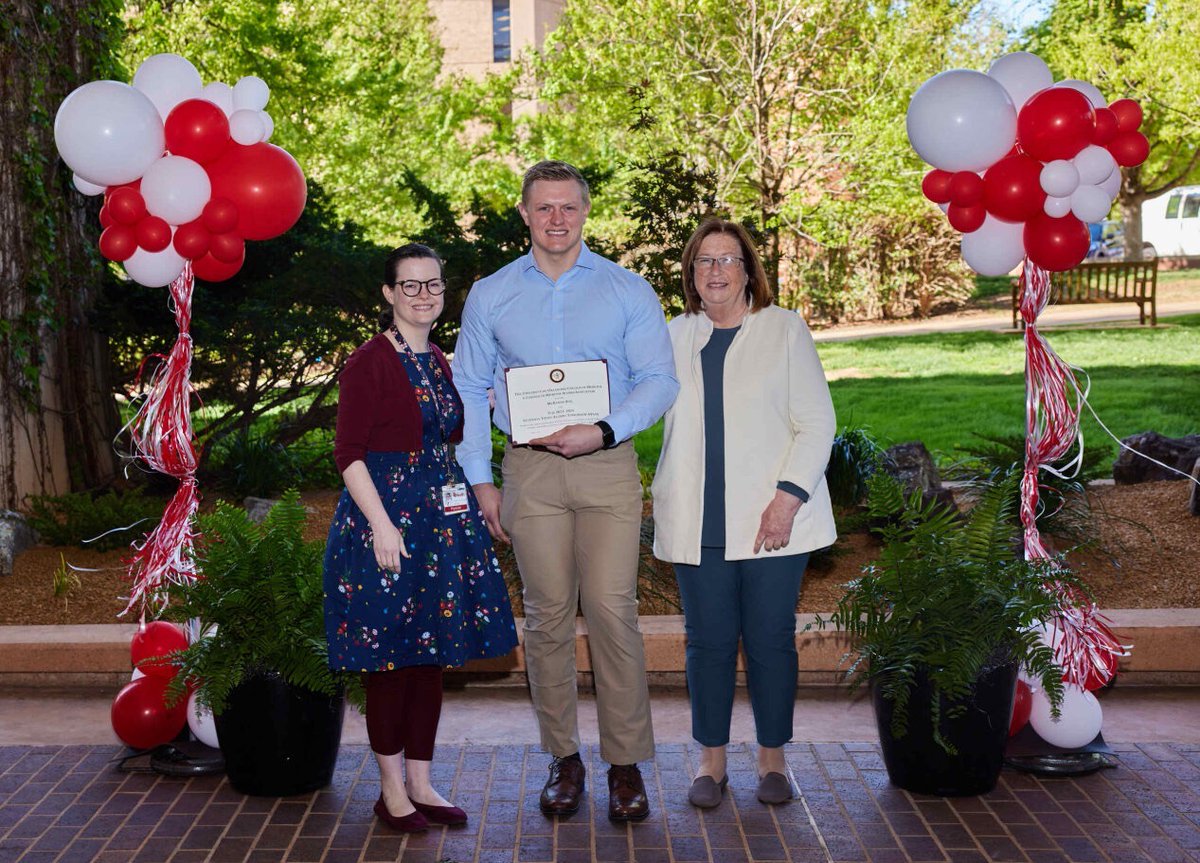 McKenna Box ('20) will graduate in May with his MD from OU College of Medicine and was accepted into the UNT-TCU Orthopedic Surgery residency program. Box was awarded the 2023-2024 Students Today Alumni Tomorrow Award at the OU Health Sciences Awards Ceremony. Congrats, McKenna!