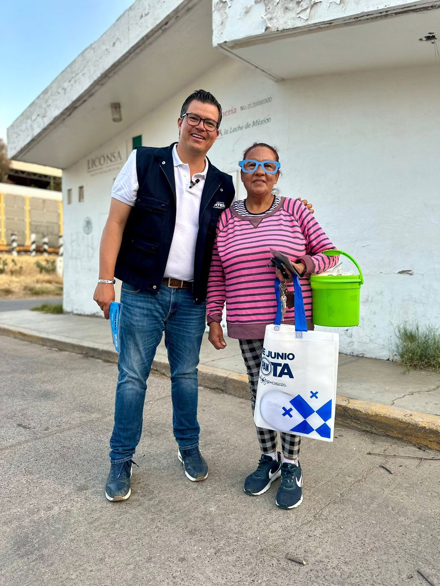 HjMontero's tweet photo. Hoy saludamos a los madrugadores de la Constitución. 
Seguimos trabajando por el apoyo de los vecinos del #VDistrito. 🤚🏼💙👓
#MonteroDiputadoAgs https://t.co/R4tgfL7mEQ