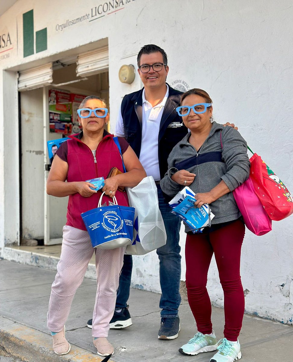 HjMontero's tweet photo. Hoy saludamos a los madrugadores de la Constitución. 
Seguimos trabajando por el apoyo de los vecinos del #VDistrito. 🤚🏼💙👓
#MonteroDiputadoAgs https://t.co/R4tgfL7mEQ