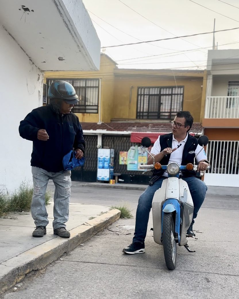 HjMontero's tweet photo. Hoy saludamos a los madrugadores de la Constitución. 
Seguimos trabajando por el apoyo de los vecinos del #VDistrito. 🤚🏼💙👓
#MonteroDiputadoAgs https://t.co/R4tgfL7mEQ