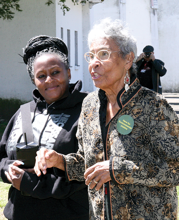 DotNews's tweet image. Taking on the title of Franklin Park “Defenders,” 20 citizens and the Emerald Necklace Conservancy plan to move ahead with a lawsuit challenging the re-development of White Stadium in Franklin Park for part-time use by a women’s professional soccer team.
dotnews.com/2024/defenders…