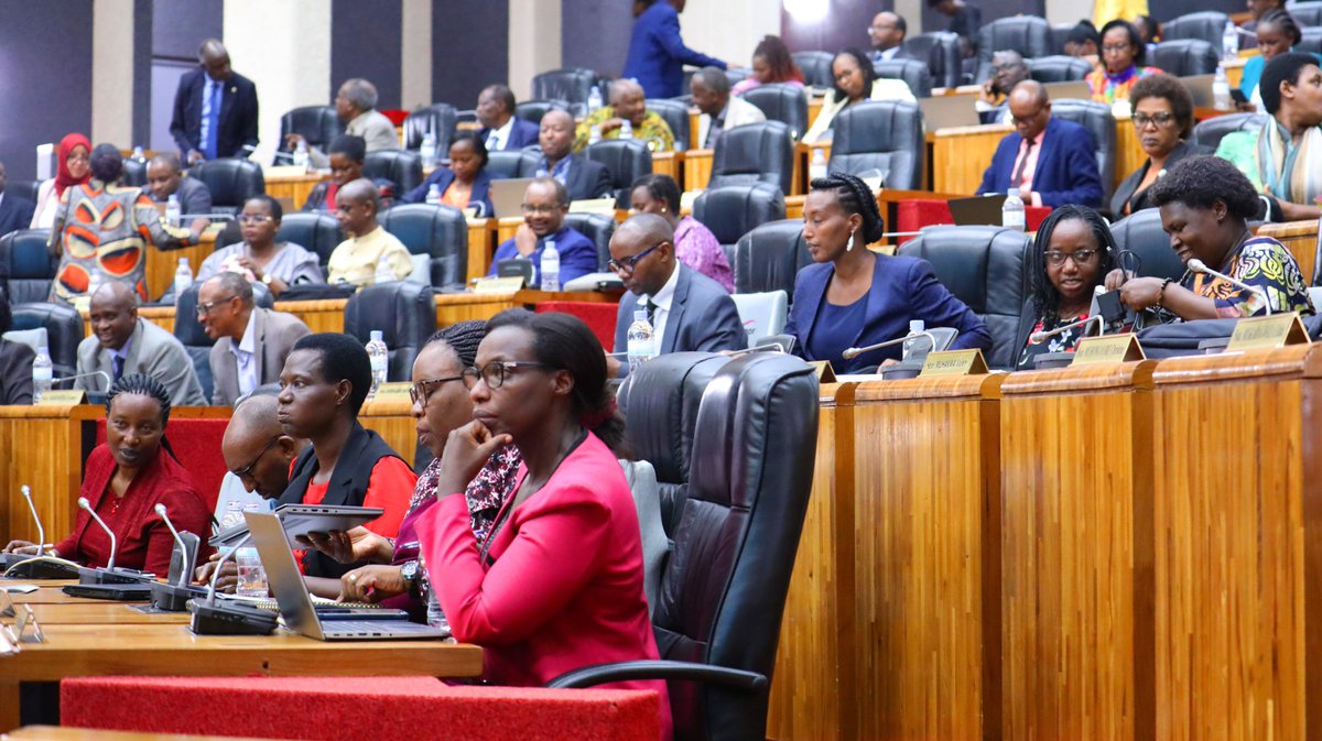 Auditor General @AlexisKamuhire has presented the annual audit report for the year ended June 30, 2023, to @RwandaParliamnt . The report was tabled before both chambers of Parliament, following Article 167 of the Constitution of the Republic of Rwanda. shorturl.at/aAFYZ