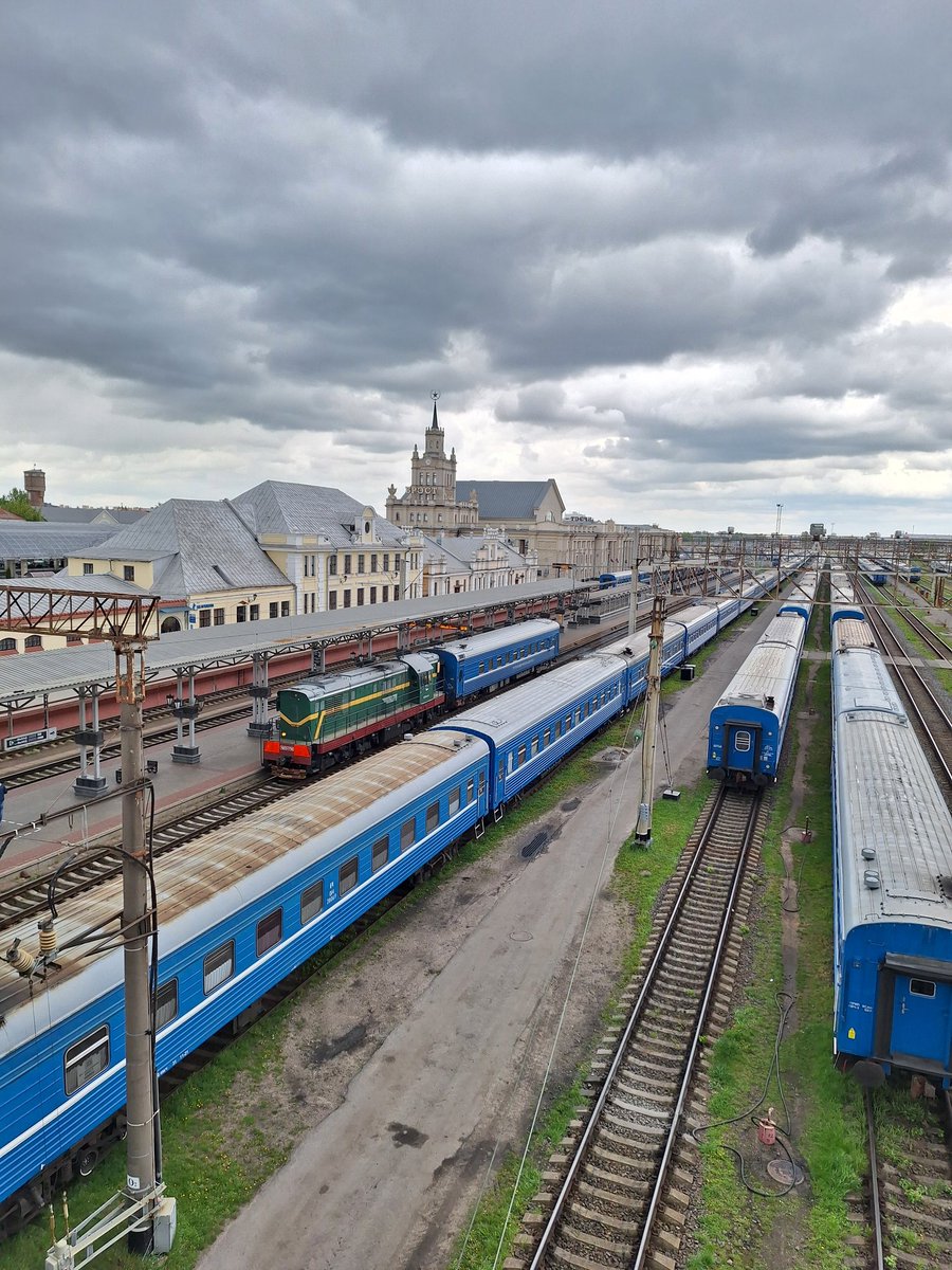 Vista de la imponent estació de Brest 🇧🇾, a tocar de la frontera polaca, que fins el 2020 era una important estació de trànsit internacional amb trens a tota Europa. Actualment només disposa de trens nocturns diaris cap a Sant Petersburg i Moscou 🇷🇺, que es veuen a les imatges.