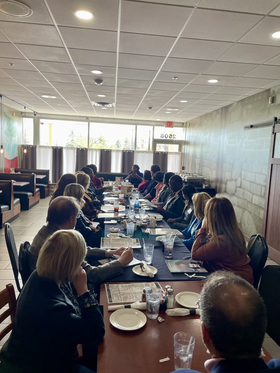 Thrilled to host a Literacy Lunch w/ @EdTrustNY in Rochester, w/ special guest Kareem Weaver!

Thanks to the broad range of school leaders from @GreeceCentral & @RCSDNYS, community leaders & parents. Every child deserves the #righttoread.

@KJWinEducation @FulcrumLiteracy