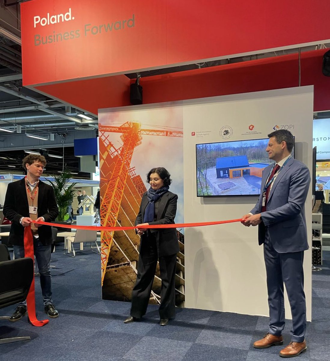 Yesterday, @ambJHofman opened the 🇵🇱 pavilion organised by the @PAIH_pl office in Stockholm at the #Nordbygg building and construction industry fair. 🏗️

At the fair, some 30 companies from 🇵🇱 presented their wide-ranging offer and innovative solutions to potential 🇸🇪 partners.
