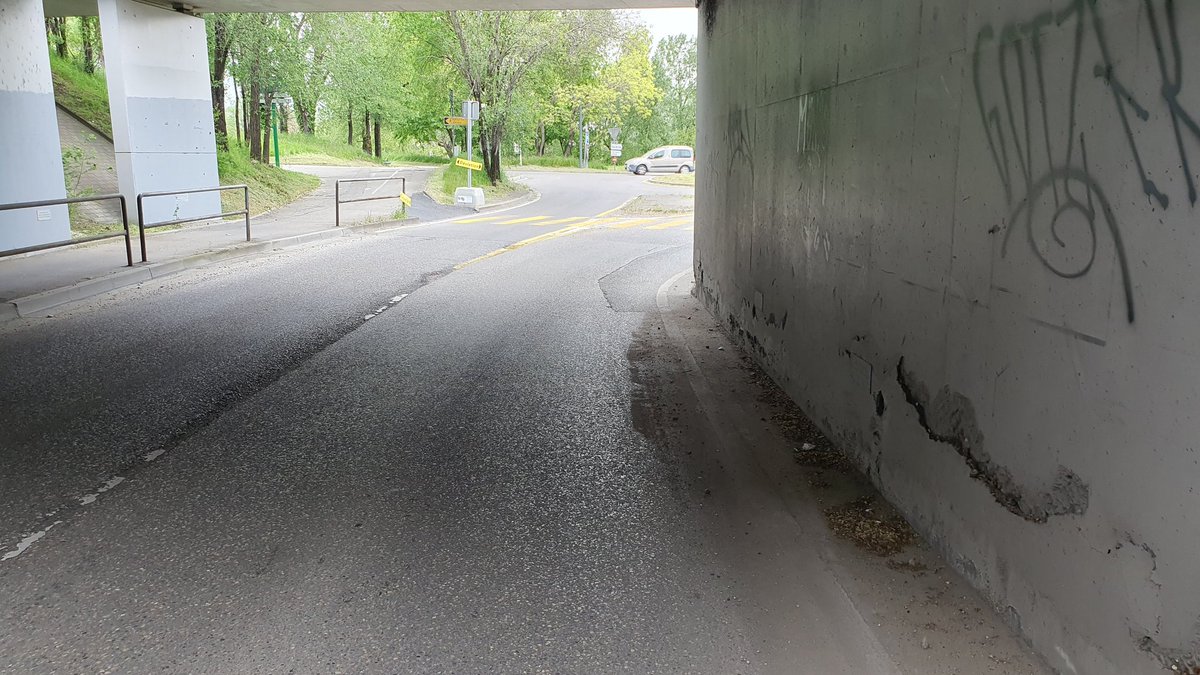 @SYTRALmobilites Merci pour tout ces travaux.
Mais la déviation mode doux est dangereuse
Le passage piétons en sortie de trémie sans visibilité en venant du sud pour les piétons en venant de la trémie pour les automobilistes
Il faut avancer au milieu du passage pour voir arriver les voitures