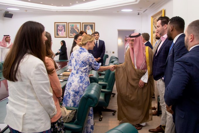 وزير الدولة للشؤون الخارجية يستعرض مع وفد من كبار مستشاري ومساعدي أعضاء الكونجرس الأمريكي، العلاقات بين البلدين الصديقين، إضافة لمناقشة القضايا الإقليمية والدولية ومستجداتها. #اخبار #السعودية #saudi