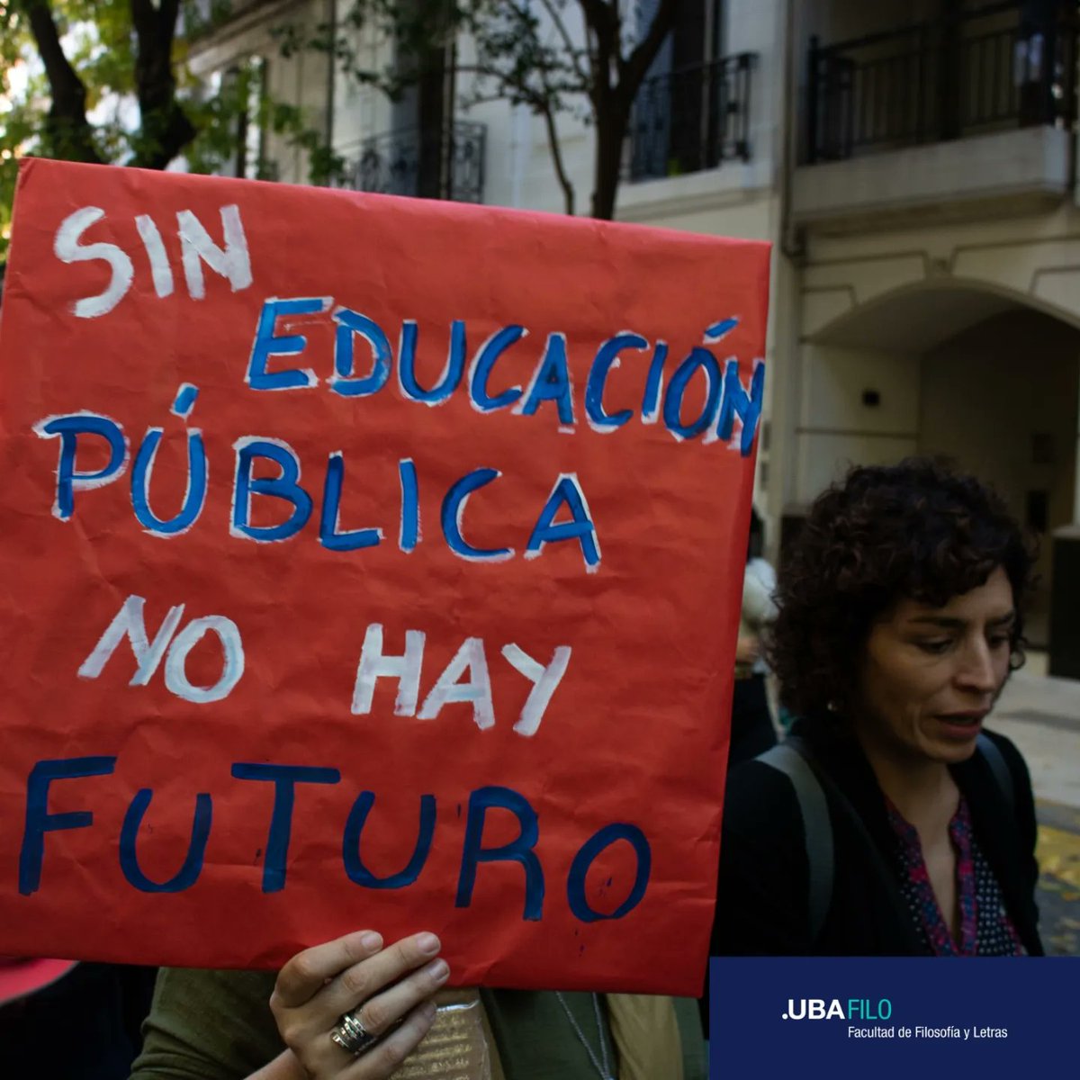 filo_uba's tweet photo. ¡Marchamos por la universidad pública! 💪

📚❤️ Desde Filo dijimos presente en la histórica #MarchaFederalUniversitaria, en defensa del derecho a la educación pública y de calidad. https://t.co/thXEsg7iBr