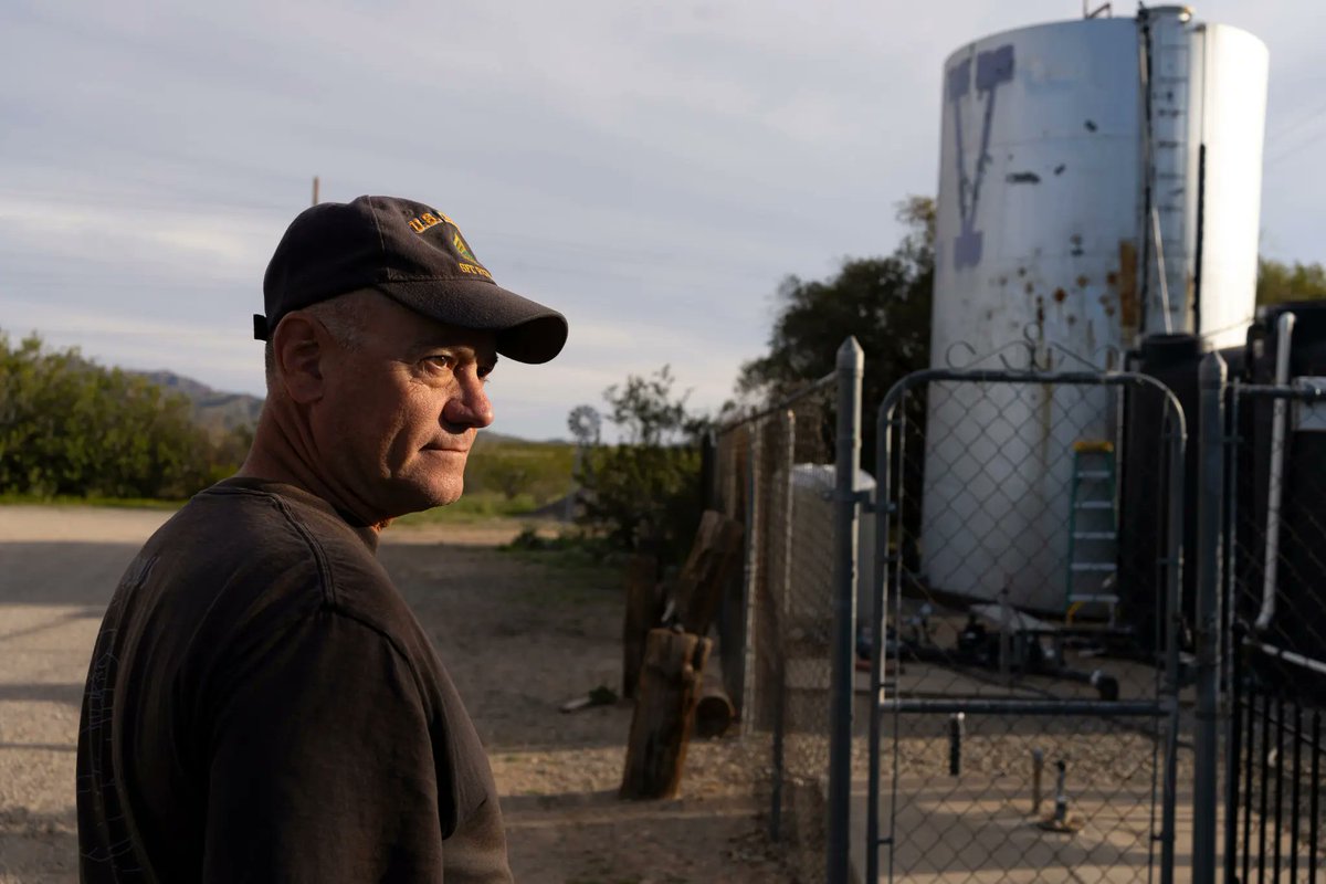 The Sinking Arizona Town Where Water and Politics Collide Summers of record-setting heat and drought have raised doubts for many Arizonans about whether the state has enough water to sustain its farms and fast-growing cities bit.ly/3U60MfO by @jackhealyNYT via @NYtimes