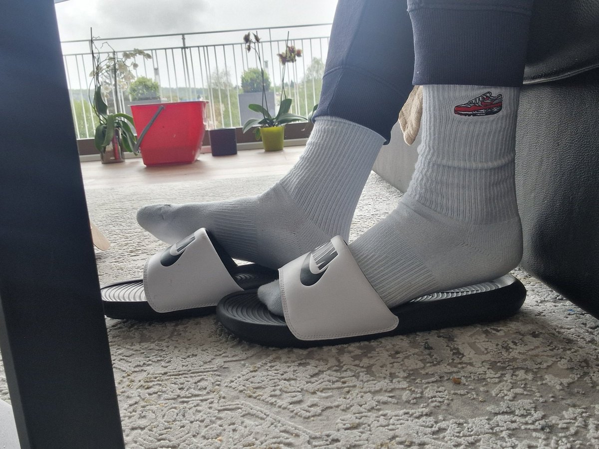 Sniff_Master_CH's tweet photo. #WhiteSox #feet #legs #nike #Master #sniffmysocks #relaxing https://t.co/bOWCqdqXRS