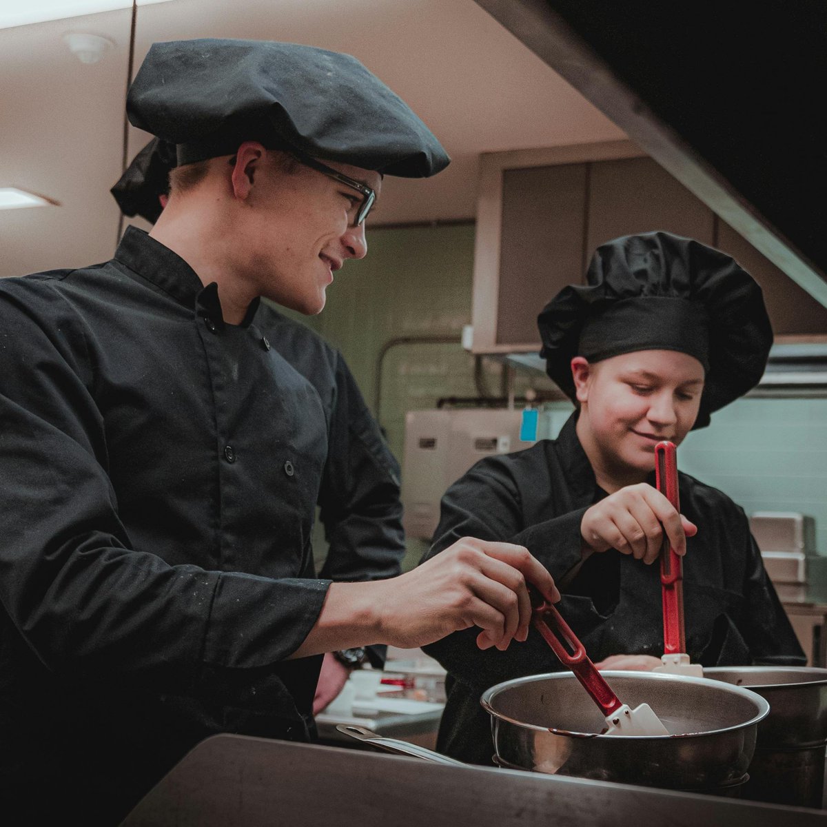 Let's challenge these stereotypes and celebrate chefs of all genders!👩‍🍳🧑‍🍳
#ChefLife #BreakingStereotypes #FoodieCommunity